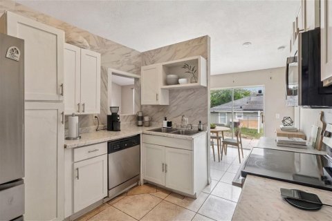 House in Poinciana, Florida 4 bedrooms, 166.02 sq.m. № 2206356 - photo 13