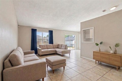 House in Poinciana, Florida 4 bedrooms, 166.02 sq.m. № 2206356 - photo 11