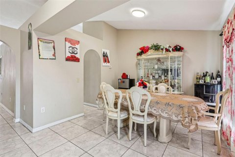 House in Poinciana, Florida 4 bedrooms, 166.02 sq.m. № 2206356 - photo 8