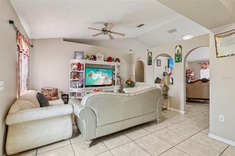 House in Poinciana, Florida 4 bedrooms, 166.02 sq.m. № 2206356 - photo 10