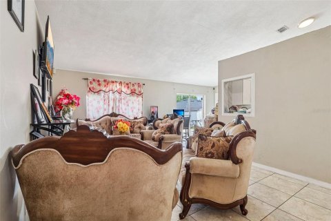 House in Poinciana, Florida 4 bedrooms, 166.02 sq.m. № 2206356 - photo 12