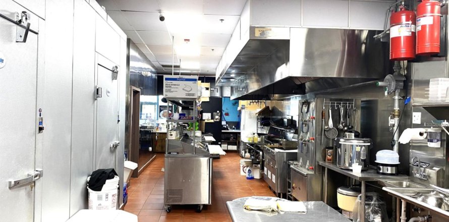Commercial property in West Palm Beach, Florida № 825756