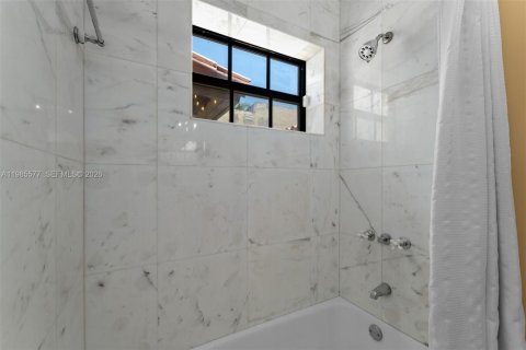 Casa en venta en Coral Gables, Florida, 4 dormitorios, 205.22 m2 № 2067063 - foto 16