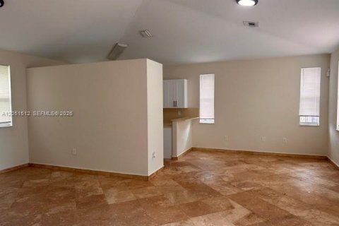 Снять в аренду виллу или дом в Катлер-Бей, Флорида 3 спальни, 159.33м2, № 2193556 - фото 3