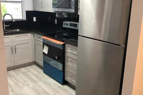Copropriété à louer à Hallandale Beach, Floride: 1 chambre, 71.07 m2 № 1930640 - photo 1