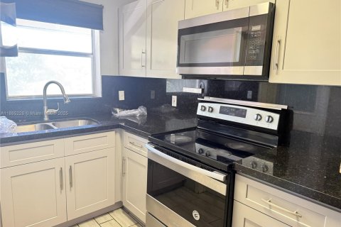 Copropriété à louer à Hallandale Beach, Floride: 1 chambre, 71.07 m2 № 1930640 - photo 11