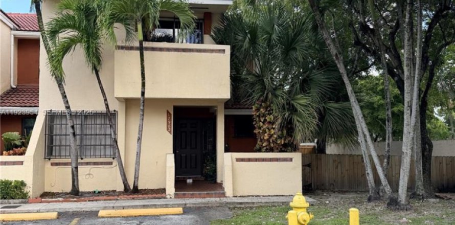 Touwnhouse à Hialeah, Floride 3 chambres, 139.35 m2 № 1982202