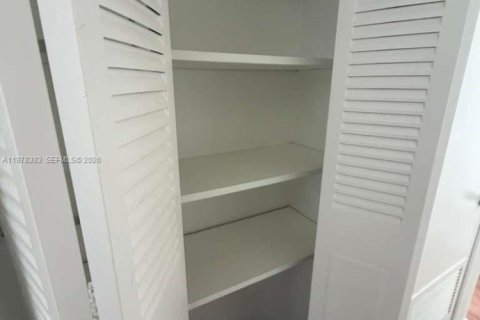 Condo in Aventura, Florida, 1 bedroom  № 2042163 - photo 3