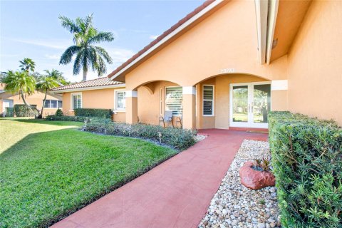 House in Pembroke Pines, Florida 4 bedrooms, 235.23 sq.m. № 1970391 - photo 3