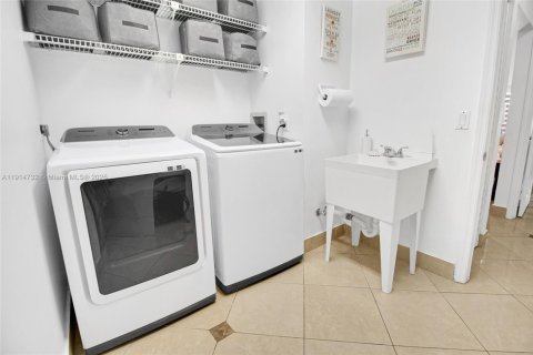 House in Pembroke Pines, Florida 4 bedrooms, 235.23 sq.m. № 1970391 - photo 7