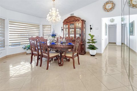 House in Pembroke Pines, Florida 4 bedrooms, 235.23 sq.m. № 1970391 - photo 5