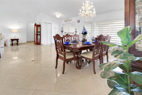 House in Pembroke Pines, Florida 4 bedrooms, 235.23 sq.m. № 1970391 - photo 6