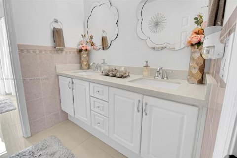 House in Pembroke Pines, Florida 4 bedrooms, 235.23 sq.m. № 1970391 - photo 19