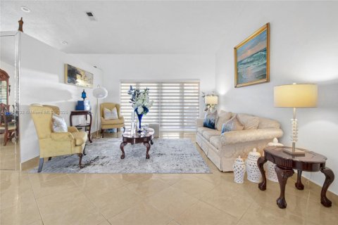 House in Pembroke Pines, Florida 4 bedrooms, 235.23 sq.m. № 1970391 - photo 4