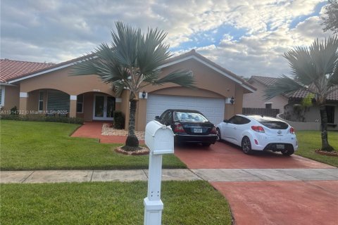 Купить виллу или дом в Пемброк-Пайнс, Флорида 4 спальни, 235.23м2, № 1970391 - фото 2