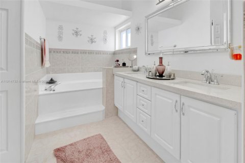 House in Pembroke Pines, Florida 4 bedrooms, 235.23 sq.m. № 1970391 - photo 12