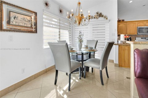 House in Pembroke Pines, Florida 4 bedrooms, 235.23 sq.m. № 1970391 - photo 16