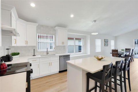 House in Davenport, Florida 4 bedrooms, 174.84 sq.m. № 1838030 - photo 14