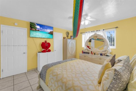 House in Oakland Park, Florida 2 bedrooms, 99.78 sq.m. № 1975736 - photo 13