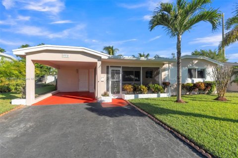 House in Oakland Park, Florida 2 bedrooms, 99.78 sq.m. № 1975736 - photo 2