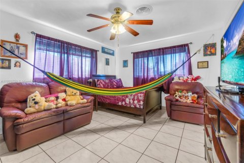 House in Oakland Park, Florida 2 bedrooms, 99.78 sq.m. № 1975736 - photo 17