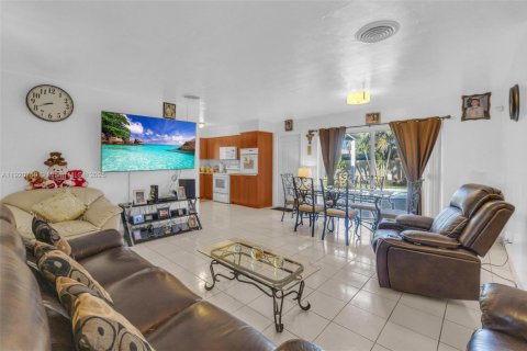 House in Oakland Park, Florida 2 bedrooms, 99.78 sq.m. № 1975736 - photo 8