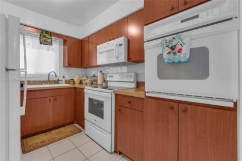 House in Oakland Park, Florida 2 bedrooms, 99.78 sq.m. № 1975736 - photo 5