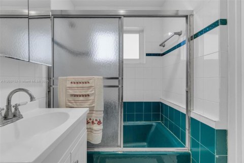 House in Oakland Park, Florida 2 bedrooms, 99.78 sq.m. № 1975736 - photo 16