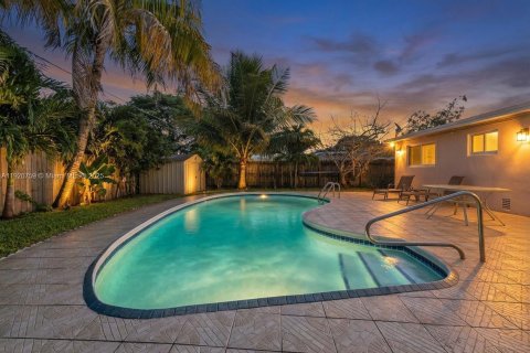 House in Oakland Park, Florida 2 bedrooms, 99.78 sq.m. № 1975736 - photo 1