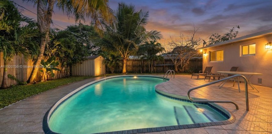 House in Oakland Park, Florida 2 bedrooms, 99.78 sq.m. № 1975736