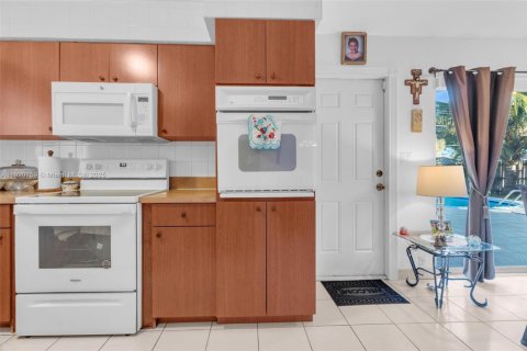 House in Oakland Park, Florida 2 bedrooms, 99.78 sq.m. № 1975736 - photo 7