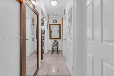 House in Oakland Park, Florida 2 bedrooms, 99.78 sq.m. № 1975736 - photo 23