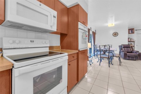 House in Oakland Park, Florida 2 bedrooms, 99.78 sq.m. № 1975736 - photo 6