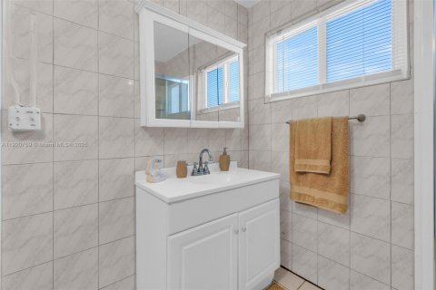 House in Oakland Park, Florida 2 bedrooms, 99.78 sq.m. № 1975736 - photo 21