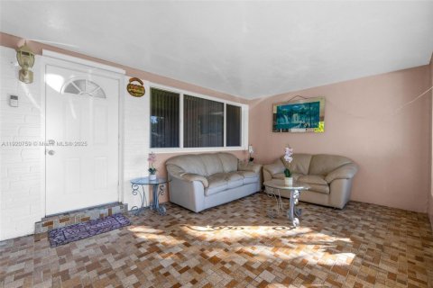 House in Oakland Park, Florida 2 bedrooms, 99.78 sq.m. № 1975736 - photo 24