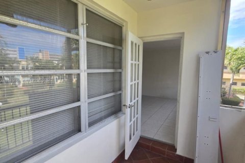 Купить кондоминиум в Халландейл-Бич, Флорида 1 спальня, 99.5м2, № 2243708 - фото 15