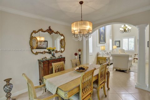 House in Cutler Bay, Florida 5 bedrooms, 366.5 sq.m. № 1688685 - photo 5