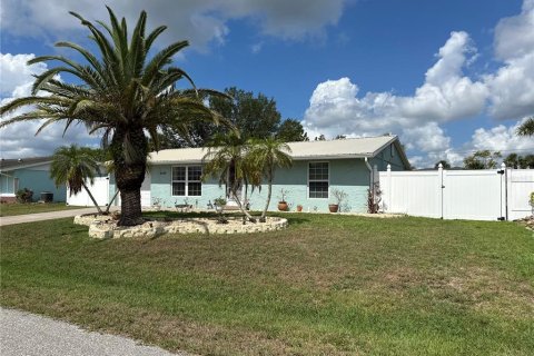 House in Port Charlotte, Florida 2 bedrooms, 150.87 sq.m. № 1746336 - photo 1