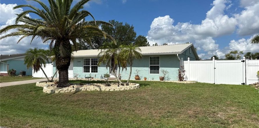 House in Port Charlotte, Florida 2 bedrooms, 150.87 sq.m. № 1746336