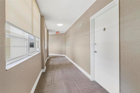 Condo in Miami, Florida, 2 bedrooms  № 2086412 - photo 30