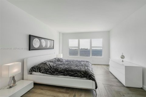 Condo in Miami, Florida, 2 bedrooms  № 2086412 - photo 13