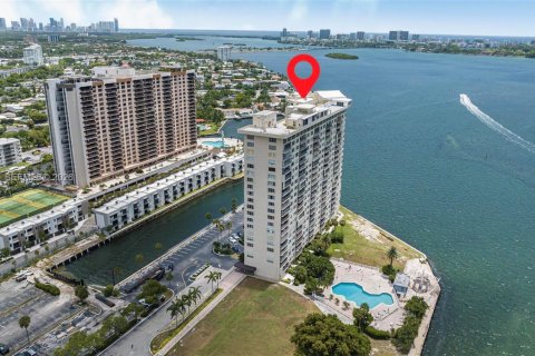Condo in Miami, Florida, 2 bedrooms  № 2086412 - photo 26