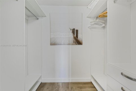 Condo in Miami, Florida, 2 bedrooms  № 2086412 - photo 16