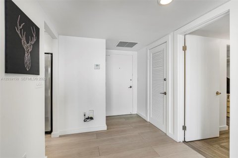 Condo in Miami, Florida, 2 bedrooms  № 2086412 - photo 10
