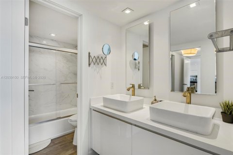 Condo in Miami, Florida, 2 bedrooms  № 2086412 - photo 15
