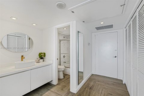 Condo in Miami, Florida, 2 bedrooms  № 2086412 - photo 20