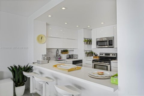 Condo in Miami, Florida, 2 bedrooms  № 2086412 - photo 6