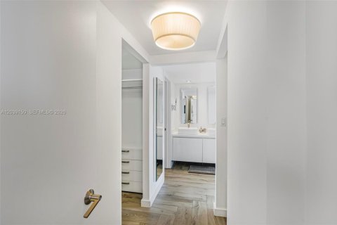 Condo in Miami, Florida, 2 bedrooms  № 2086412 - photo 12