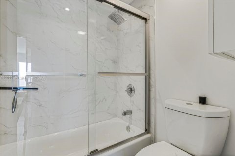 Condo in Miami, Florida, 2 bedrooms  № 2086412 - photo 17
