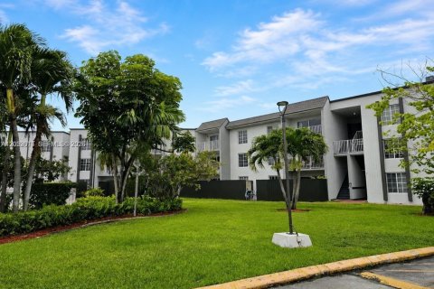 Condo in Doral, Florida, 1 bedroom № 2244647 - photo 8